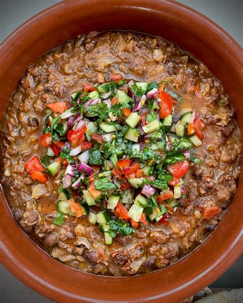  Ful Medames: Herkullinen ja Täyteläinen Kasvisruoka Egyptin Luxorista!