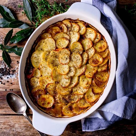  Lancashire Hotpot: Täydellinen yhdistelmä juustoista ja perunoista lihapullatöhisevässä kastikkeessa!