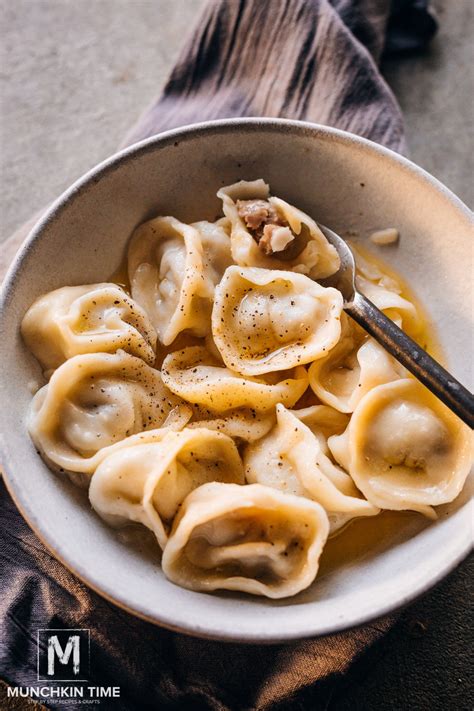  Pelmeni: Täynnä lihaa ja mausteita leimahti this savory Russian dumpling