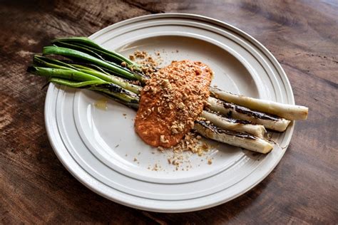  Calçots! Savustavan sipulin herkullinen ja syvällinen makuvalikoima odottaa löytöäsi Valenciassa.