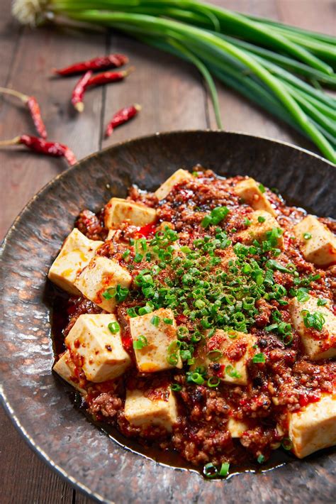  Huizhou Mapo Tofu: Mitä tapahtuu kun mausteinen Sichuan-keittiö kohtaa pehmeän tofun?