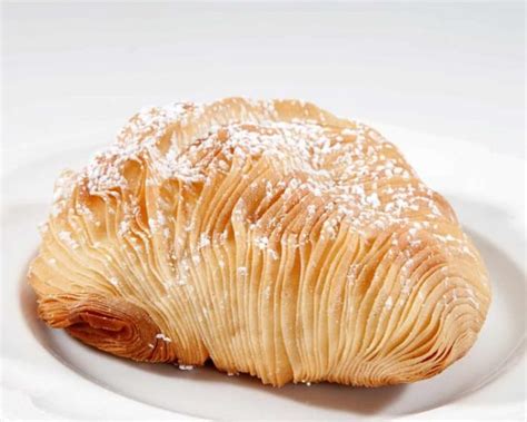  Sfogliatella: Seuraa Napolin herkullisen täytteen ja rapeampien kerrosten kutsua!