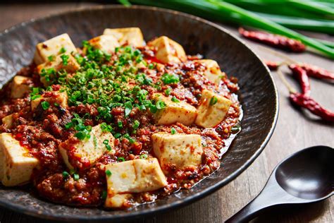  Wuhuin Mapo Tofu -  Kuumaa ja Mausteista Chiliä Siloittaa Pehmeän Tofuinen Herkkua!